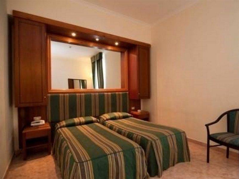 Raeli Hotel Lux روما المظهر الخارجي الصورة
