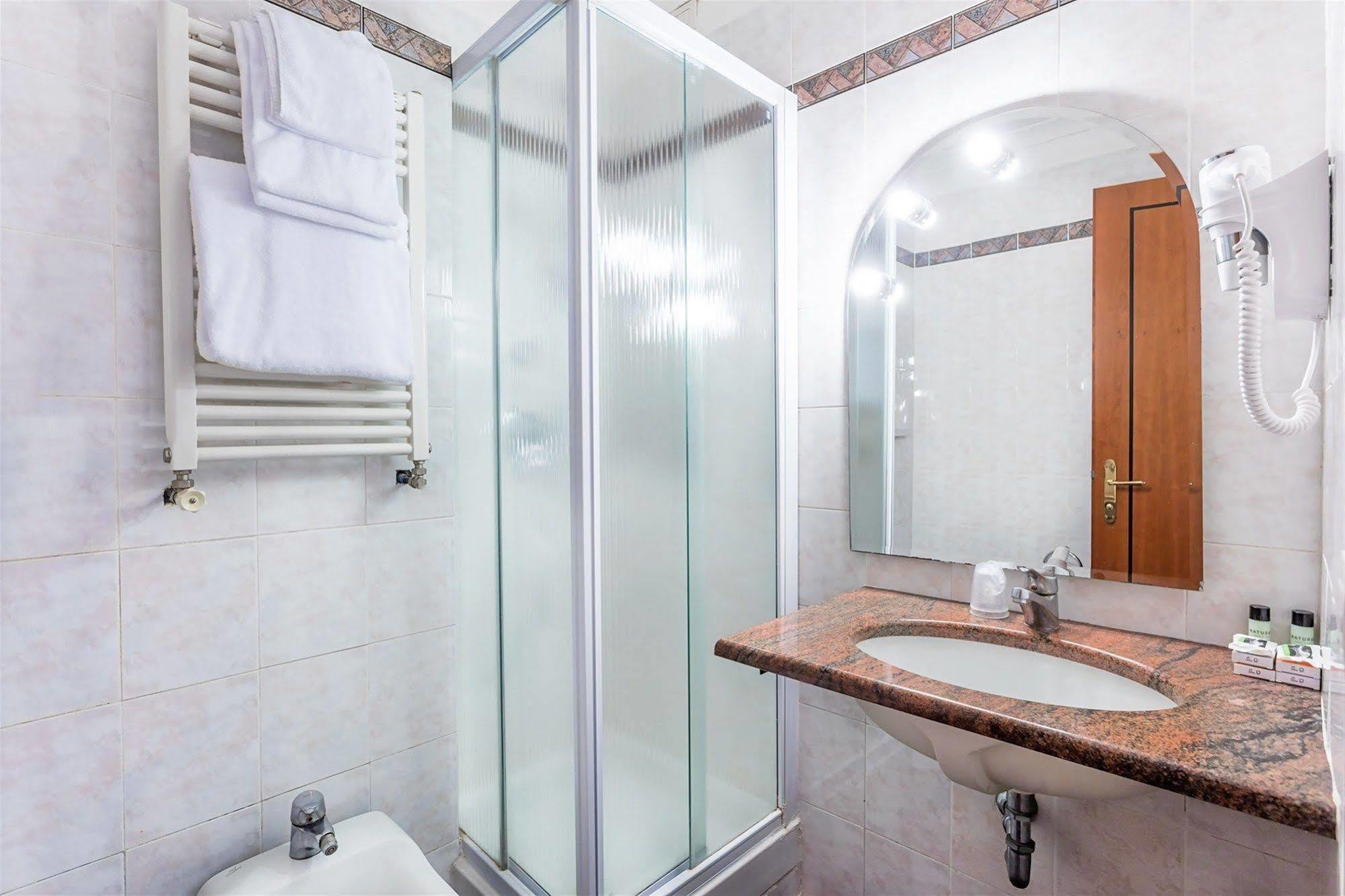 Raeli Hotel Lux روما المظهر الخارجي الصورة